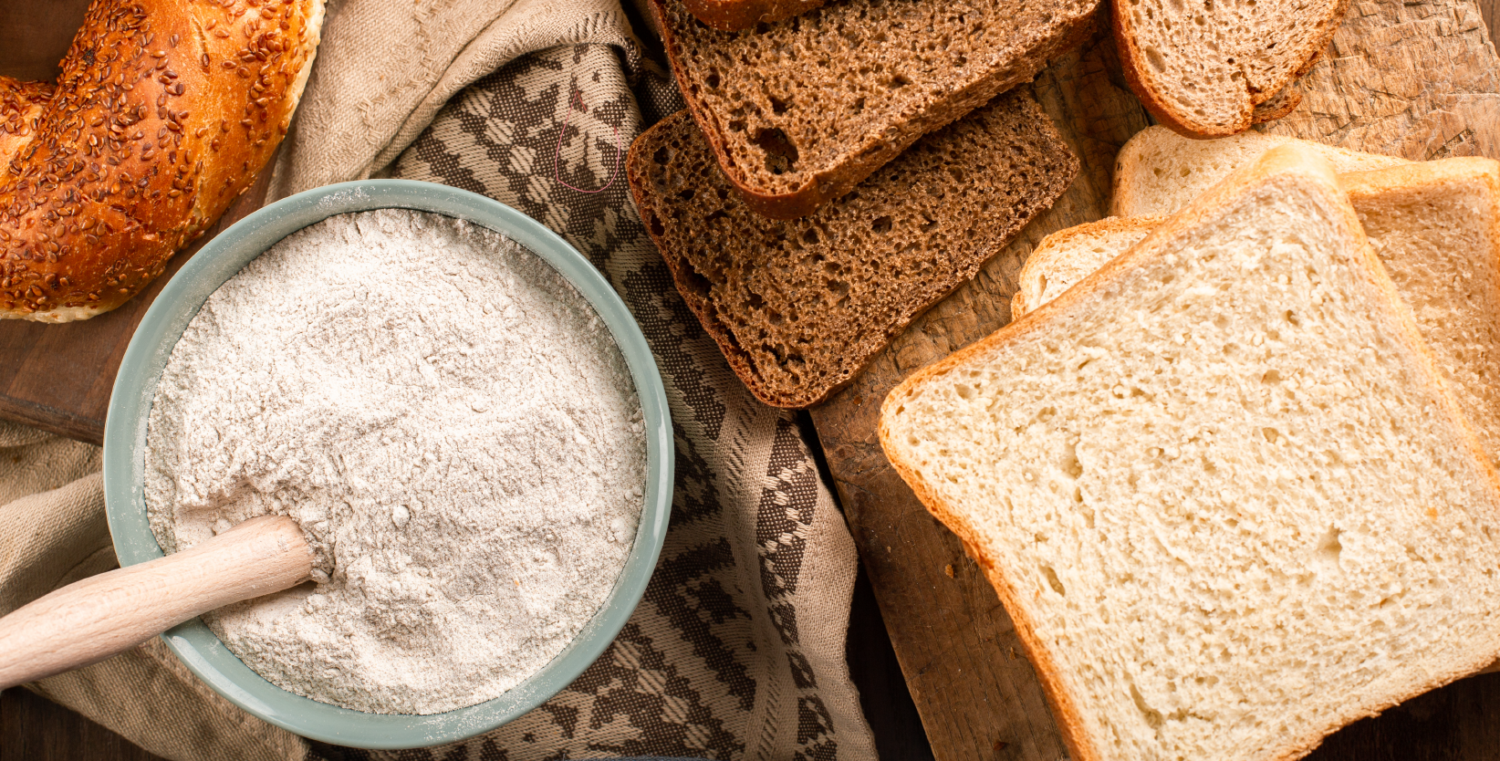 Ein Tisch voller Brot, Gebäck und Mehl mit Gluten.