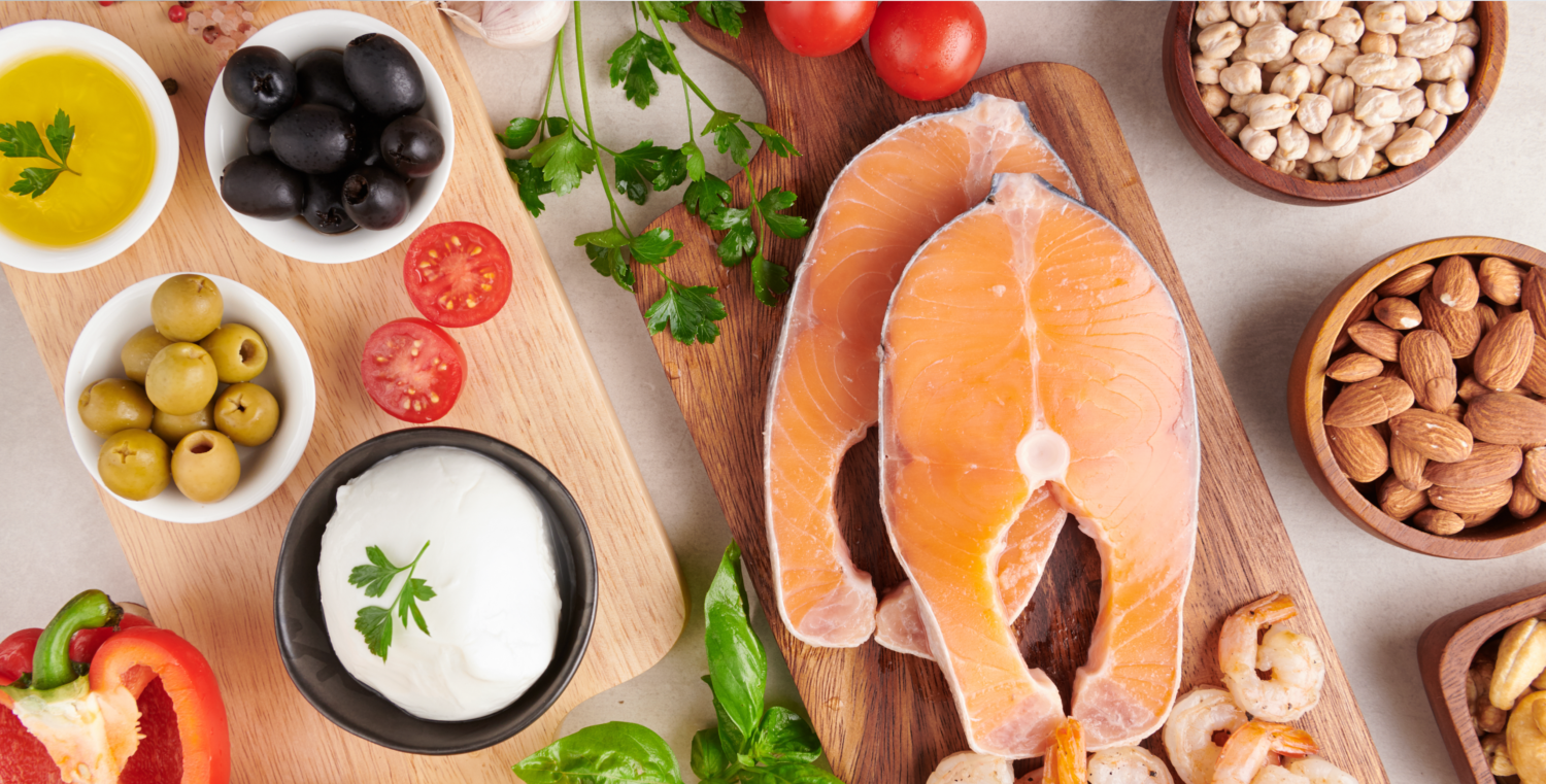 Ein Tisch ist mit Vitamin-D-reichen Lebensmitteln gedeckt, insbesondere Lachs.