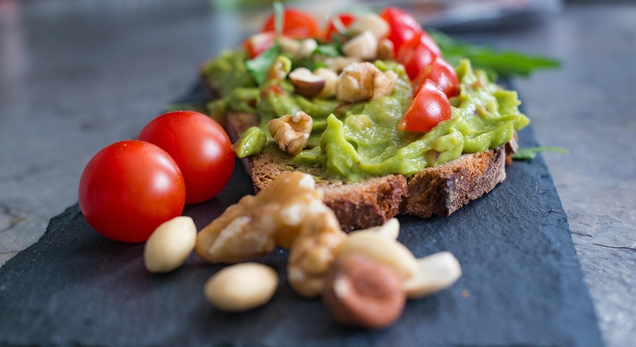 Avocado Toast und Nüsse gelten als gesunde Lebensmittel für die Leber.