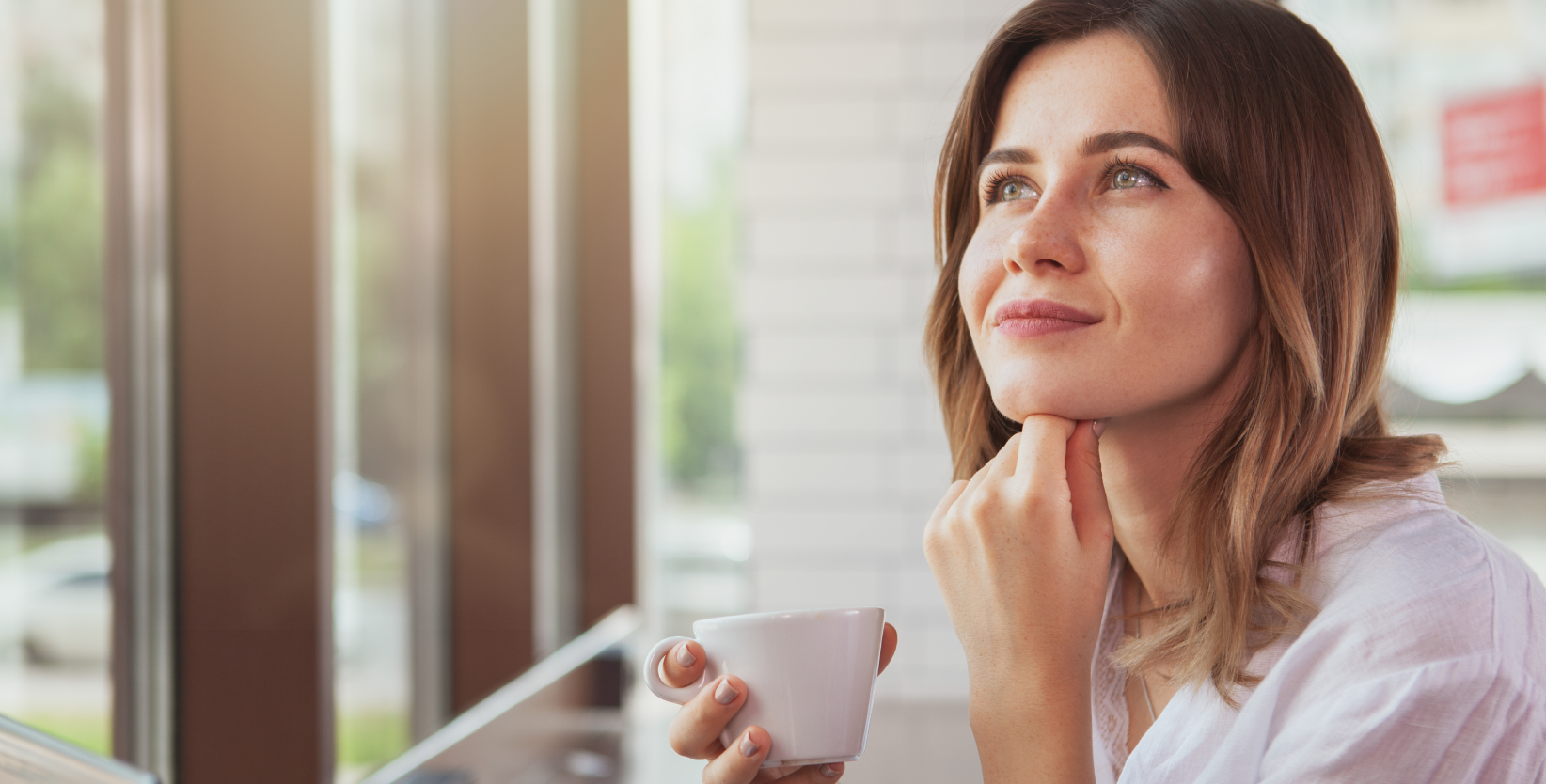 Frau mit einer Tasse Kaffee, das als gesundes Lebensmittel für die Leber gilt.