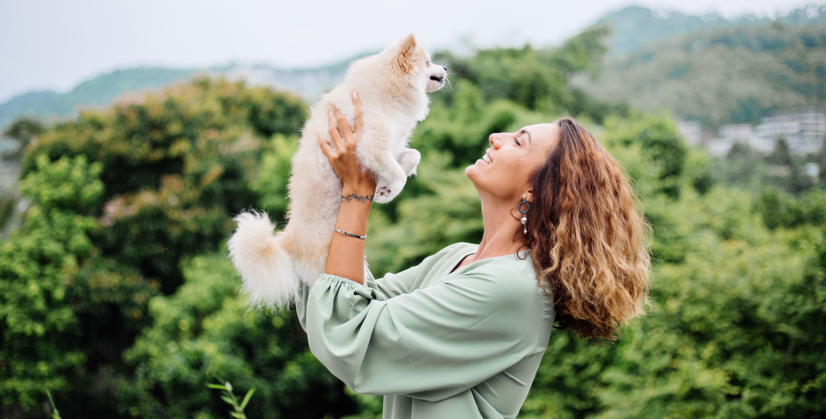 Eine Hundeallergie kann auch gegen diesen Vierbeiner im Gras entstehen.