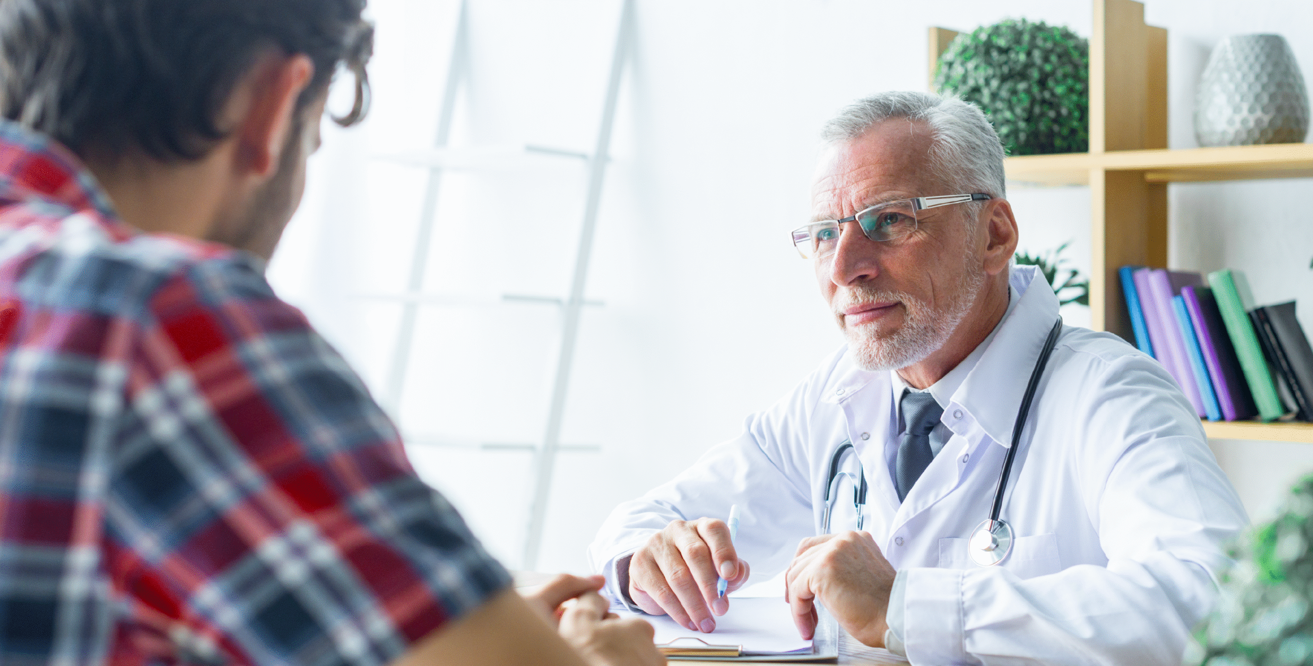 Ein Arzt erklärt einem Patienten die Leberzirrhose.