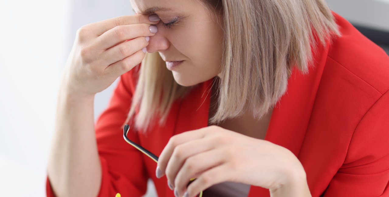 Eine Frau mit Müdigkeit und Konzentrationsstörungen durch Vitamin-C-Mangel.