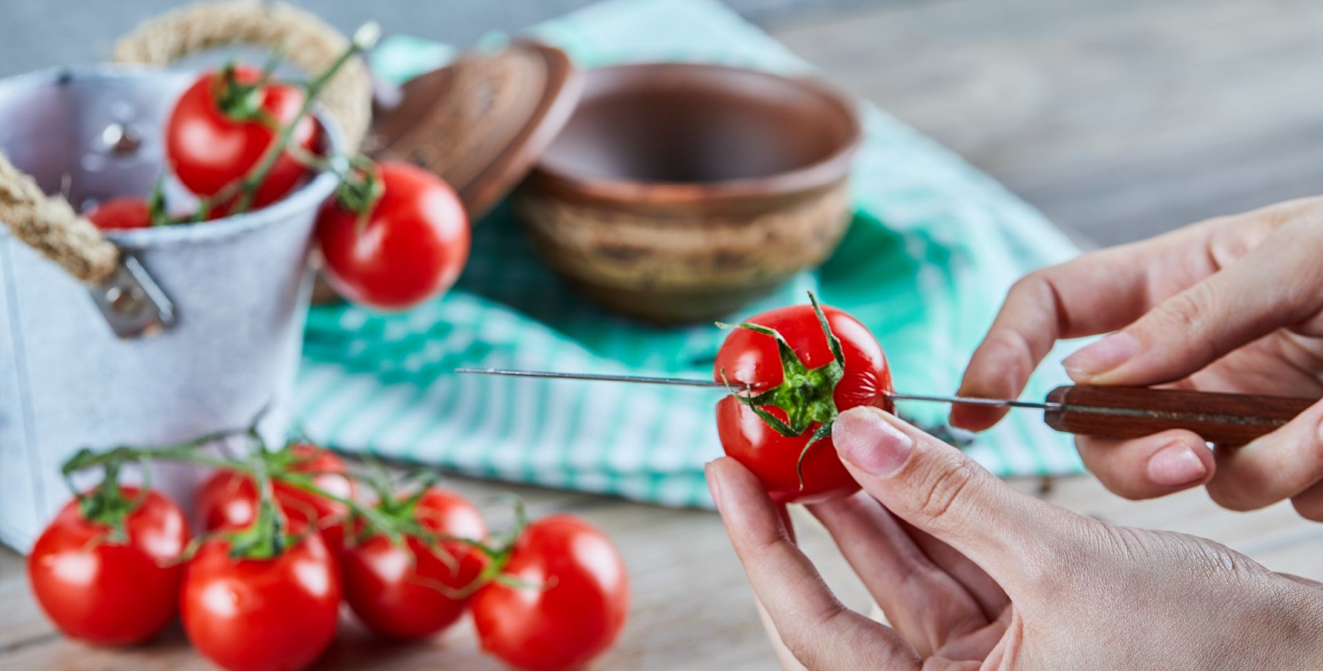 Jemand schneidet kleine Tomaten, die Histamin enthalten.