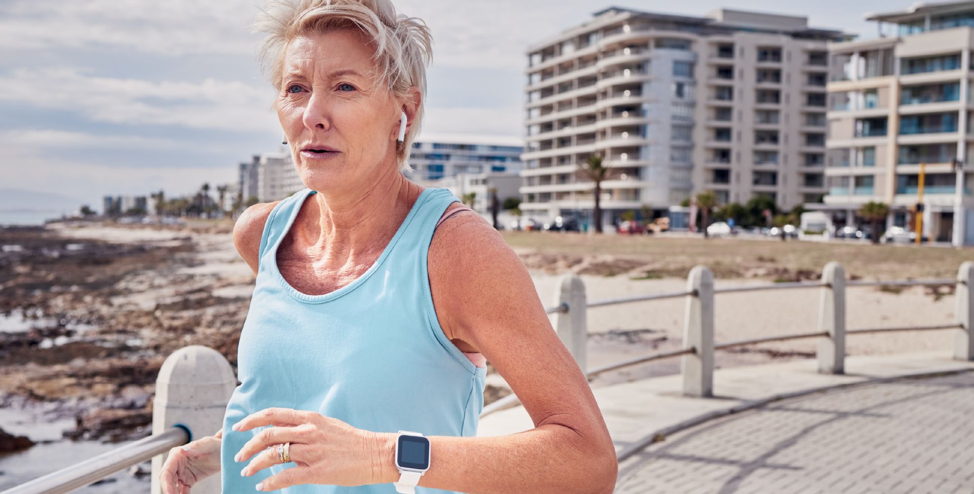 Eine Frau joggt, weil sie mit Sport Cholesterin senken kann.