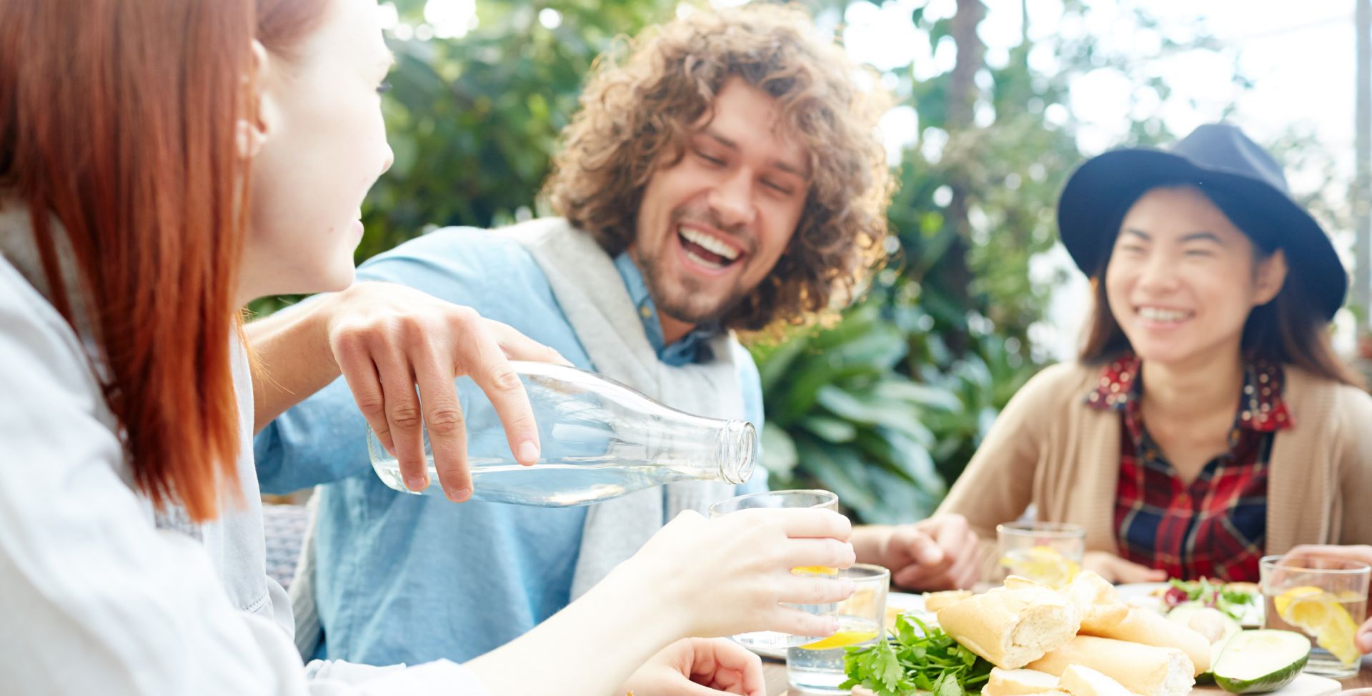 Freunde essen zusammen und können mit gesunder Ernährung den CRP-Wert senken.