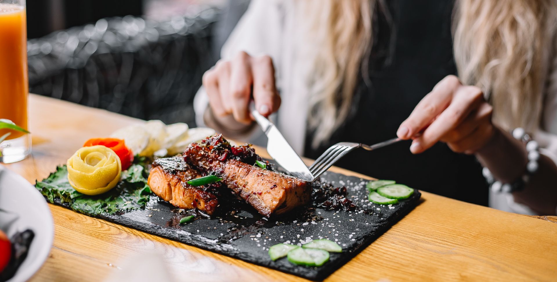 Gegen Eisenmangel helfen Lebensmittel mit Eisen wie rotes Fleisch.