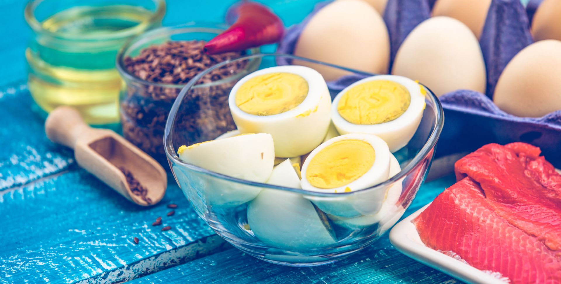 Auf einem Tisch sind Eier und Fleisch, die Vitamin B12 enthalten.