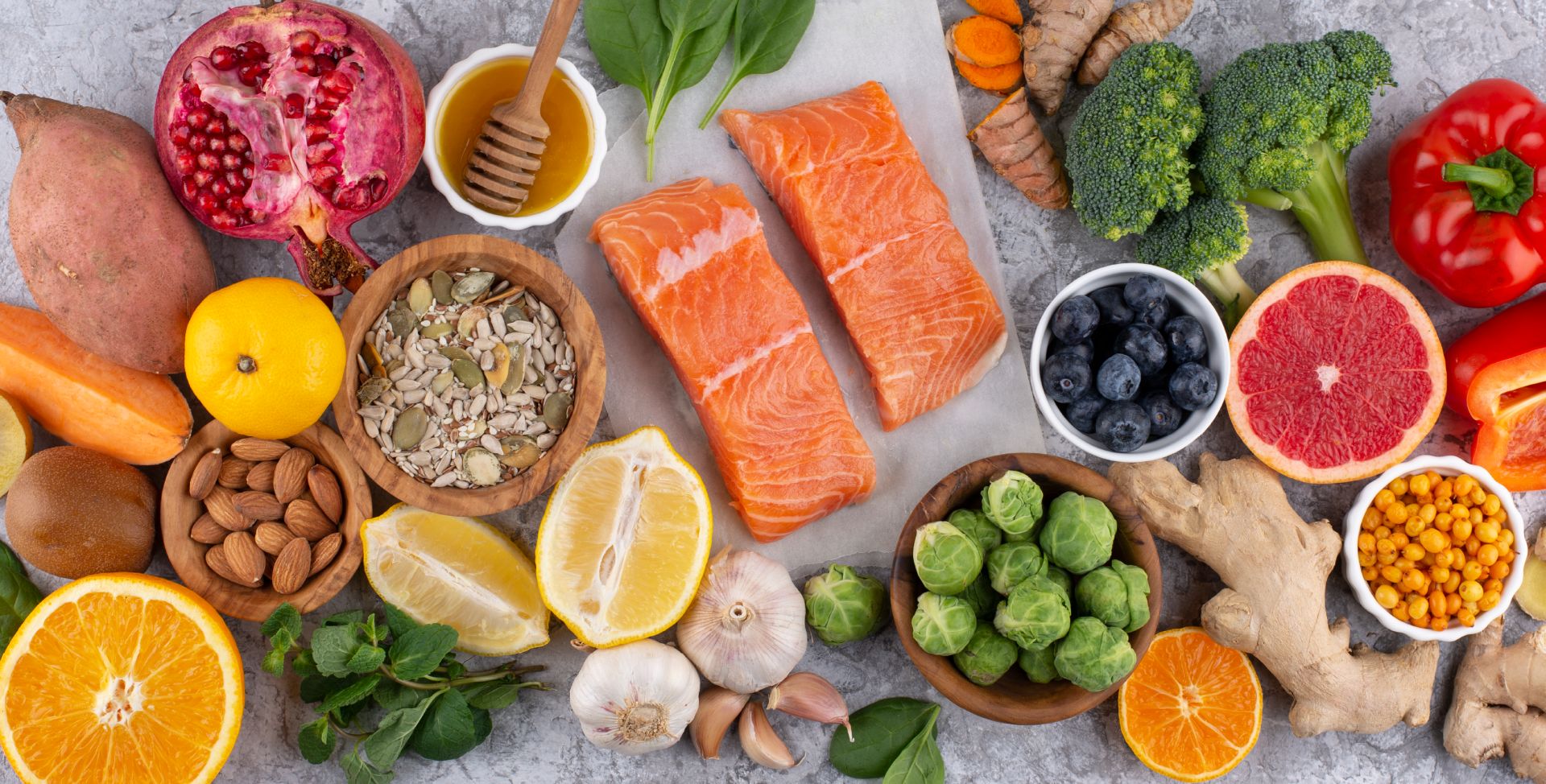 Ein Tisch voll mit Lachs, Brokkoli und mehr der top 10 entzündungshemmendenn Lebensmittel.