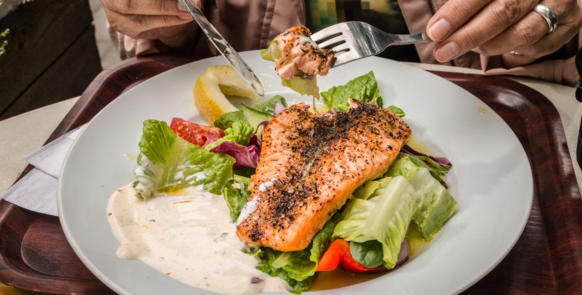 Ein Teller mit Lachs und roter Paprika, die Vitamin B6 enthalten.