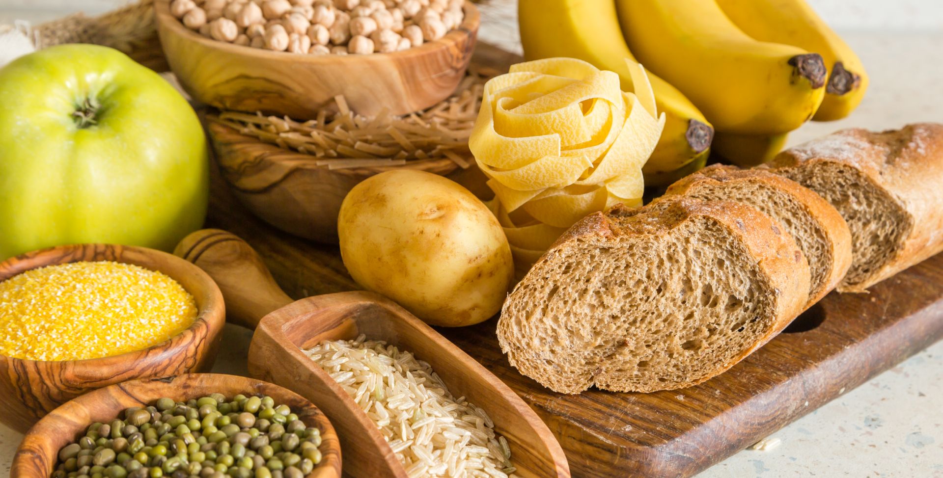 Vollkornbrot, Äpfel und Bananen sind Lebensmittel mit Ballaststoffen.