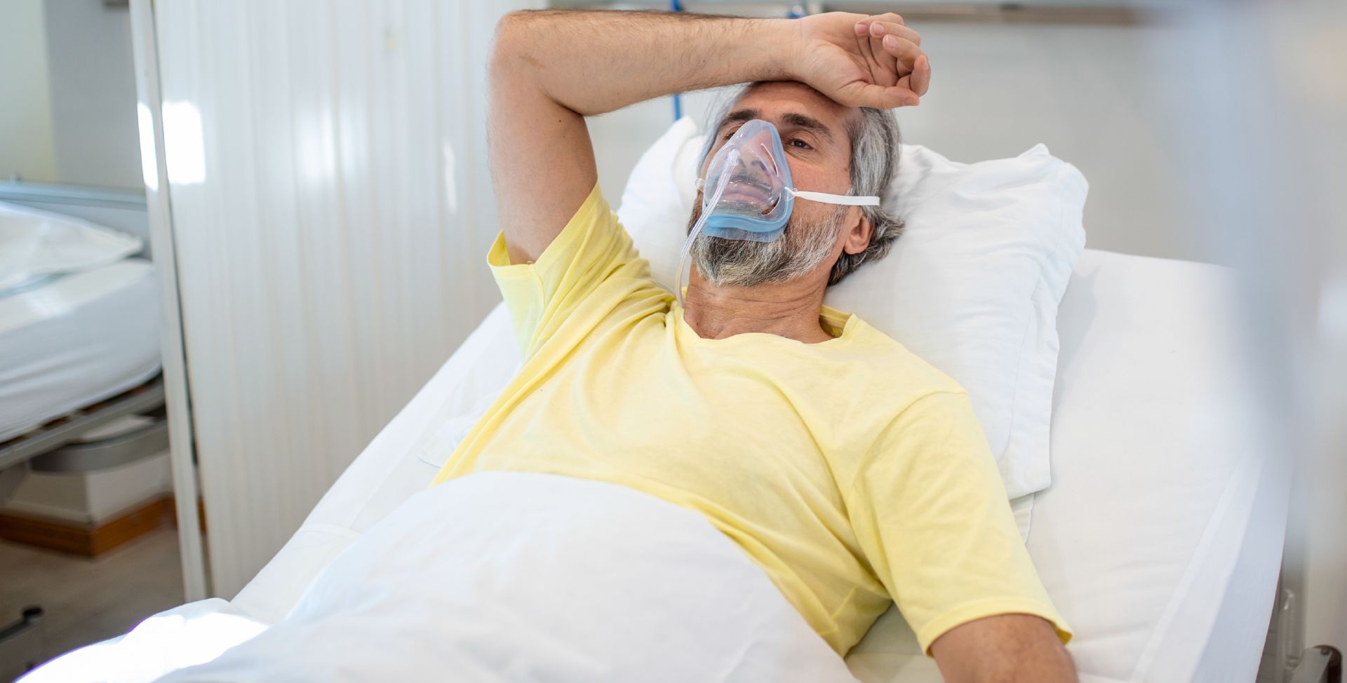 Ein Mann wird nach einem anaphylaktischen Schock beatmet.