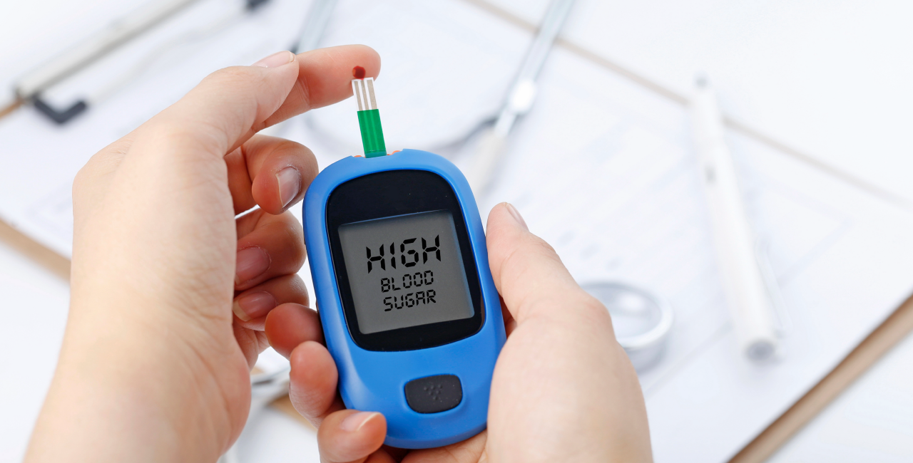 Messgerät für den Langzeitzuckerwert HbA1c mit Teststreifen.