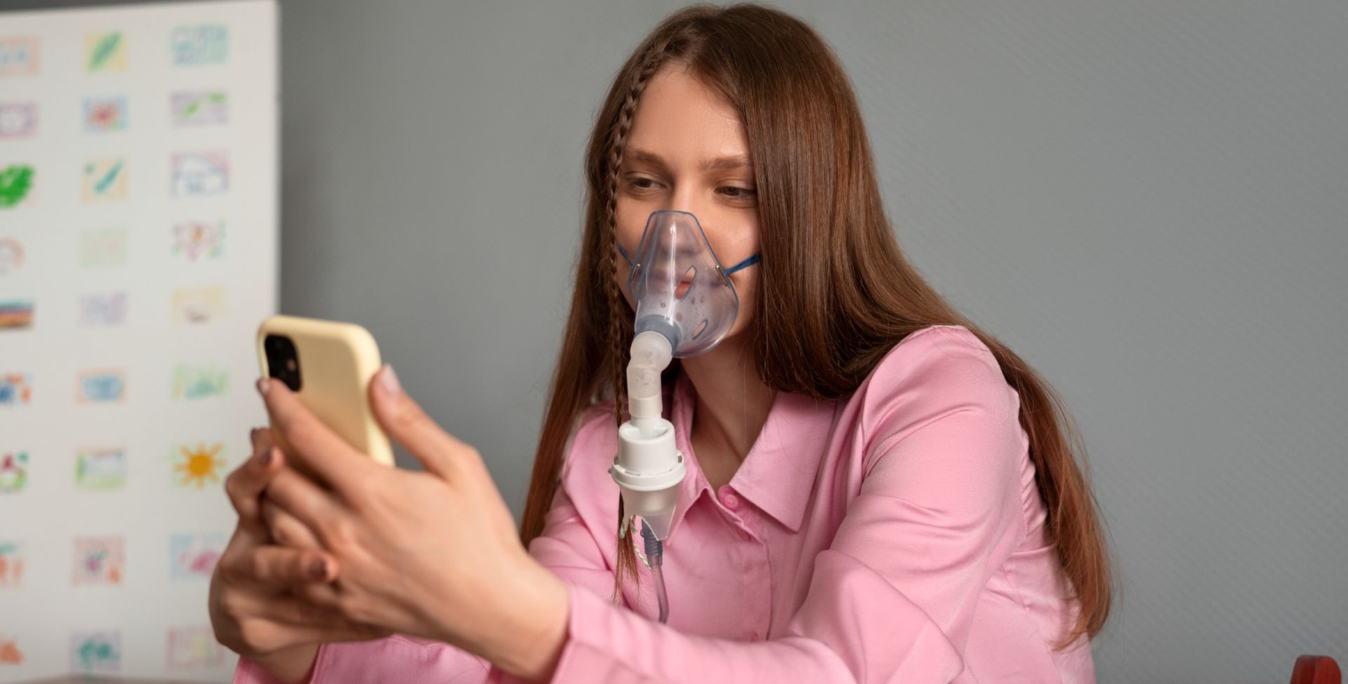 Frau mit Inhalationsgerät zur Behandlung der häufigen Erbkrankheit Mukoviszidose.