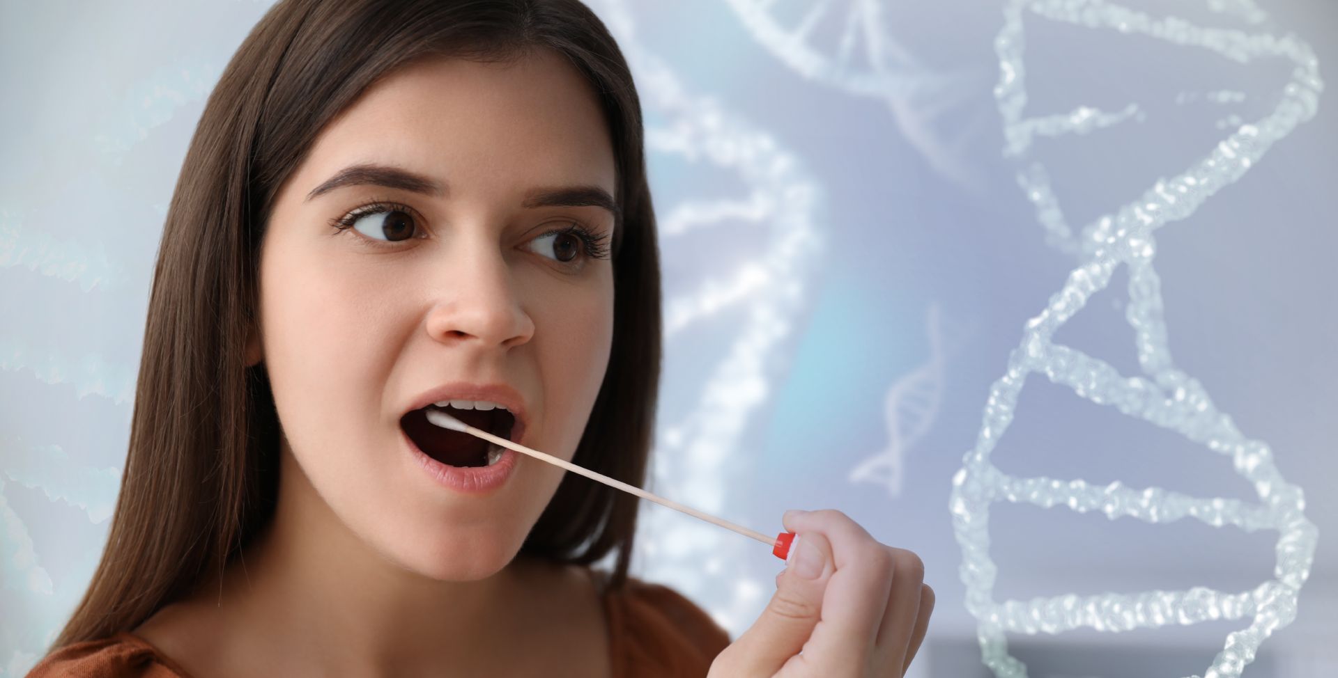 Eine Frau nimmt eine Speichelprobe mit einem Stäbchen, um Klarheit über eine genetische Disposition zu gewinnen.