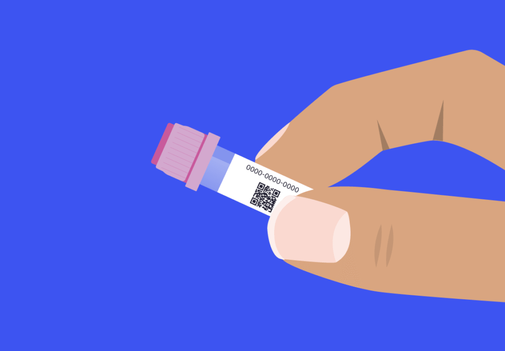 Eine Hand hält das Probenröhrchen mit dem Code für die Test-Aktivierung.
