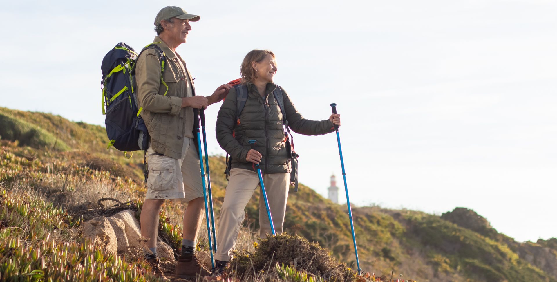 Ein älteres Paar beim Wandern und Genießen Ihrer Langlebigkeit.