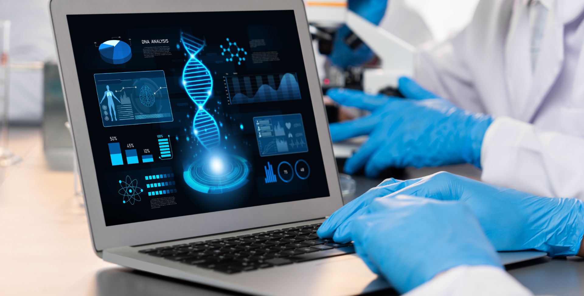 In einem Labor prüft jemand am Computer die DNA-Doppelhelix und Chromosomen.