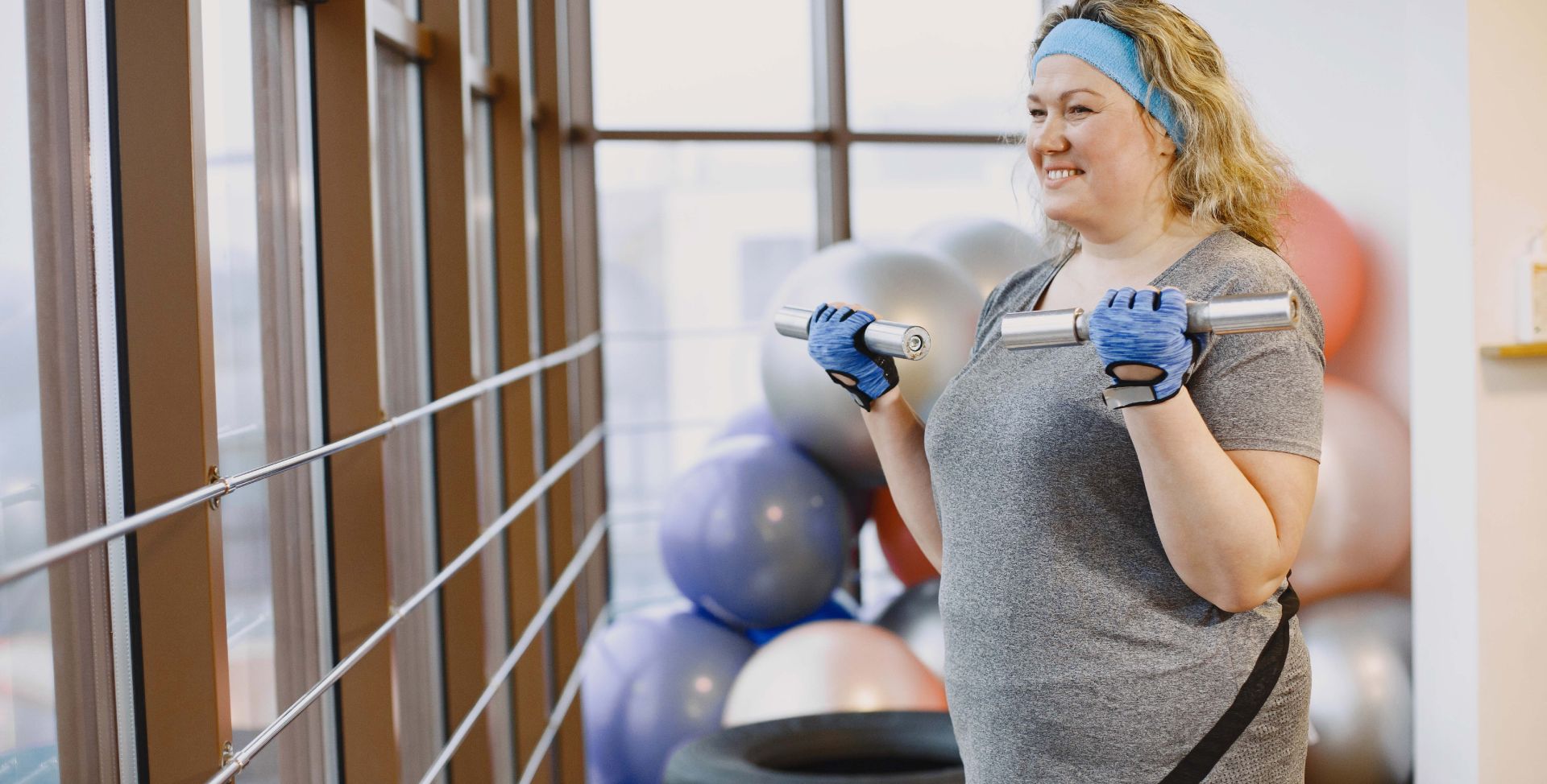 Eine Frau trainiert im Fitnessstudio, um dem metabolischen Syndrom entgegenzuwirken.