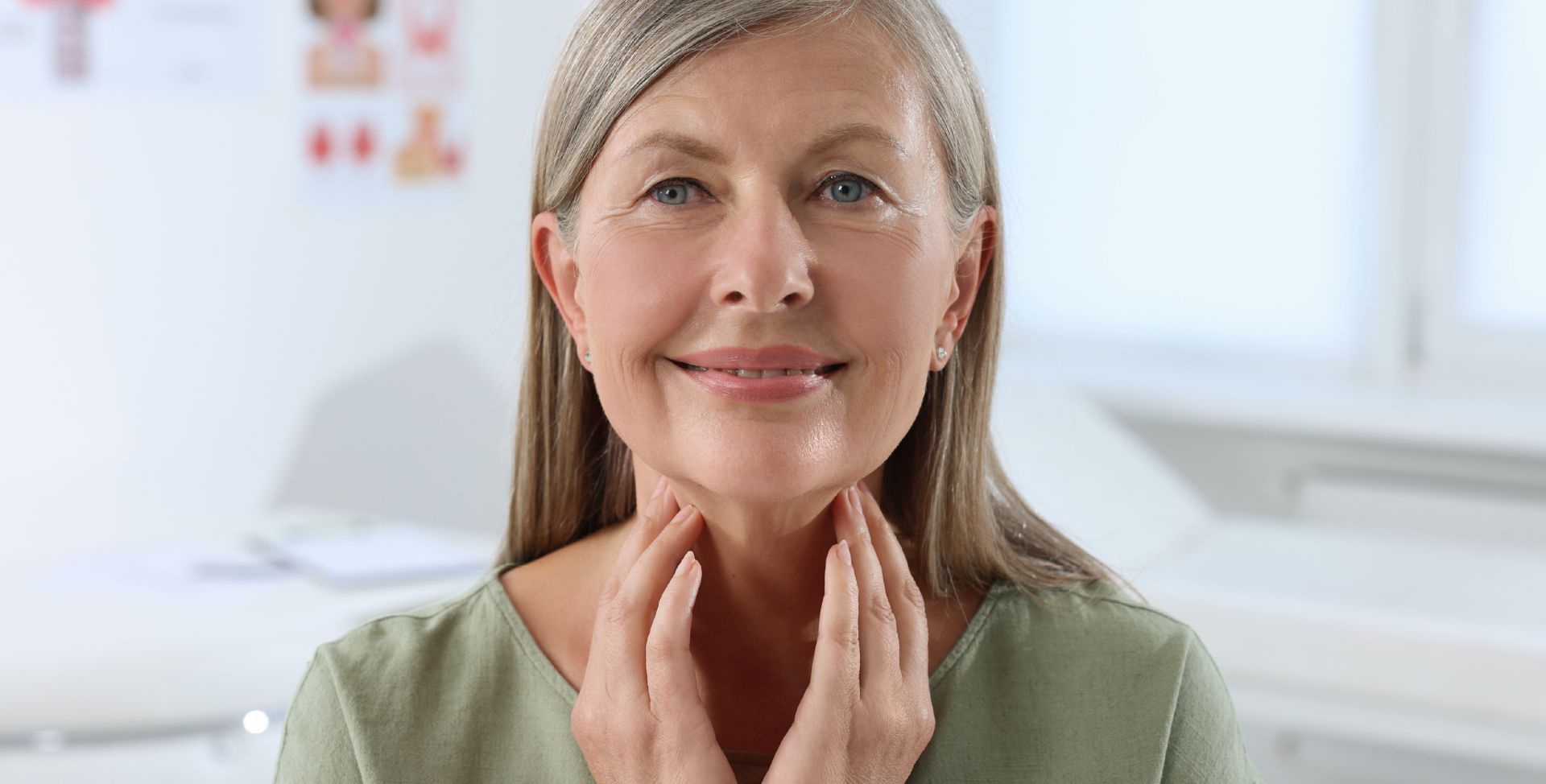 Eine Dame tastet ihren Hals ab, als Teil einer Untersuchung der Schilddrüsenhormone.