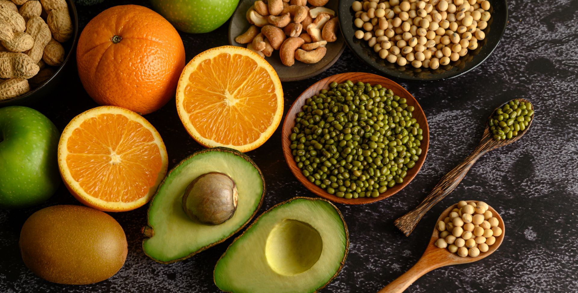 Zitrusfrüchte, Nüsse und Avocado mit Vitamin B9.