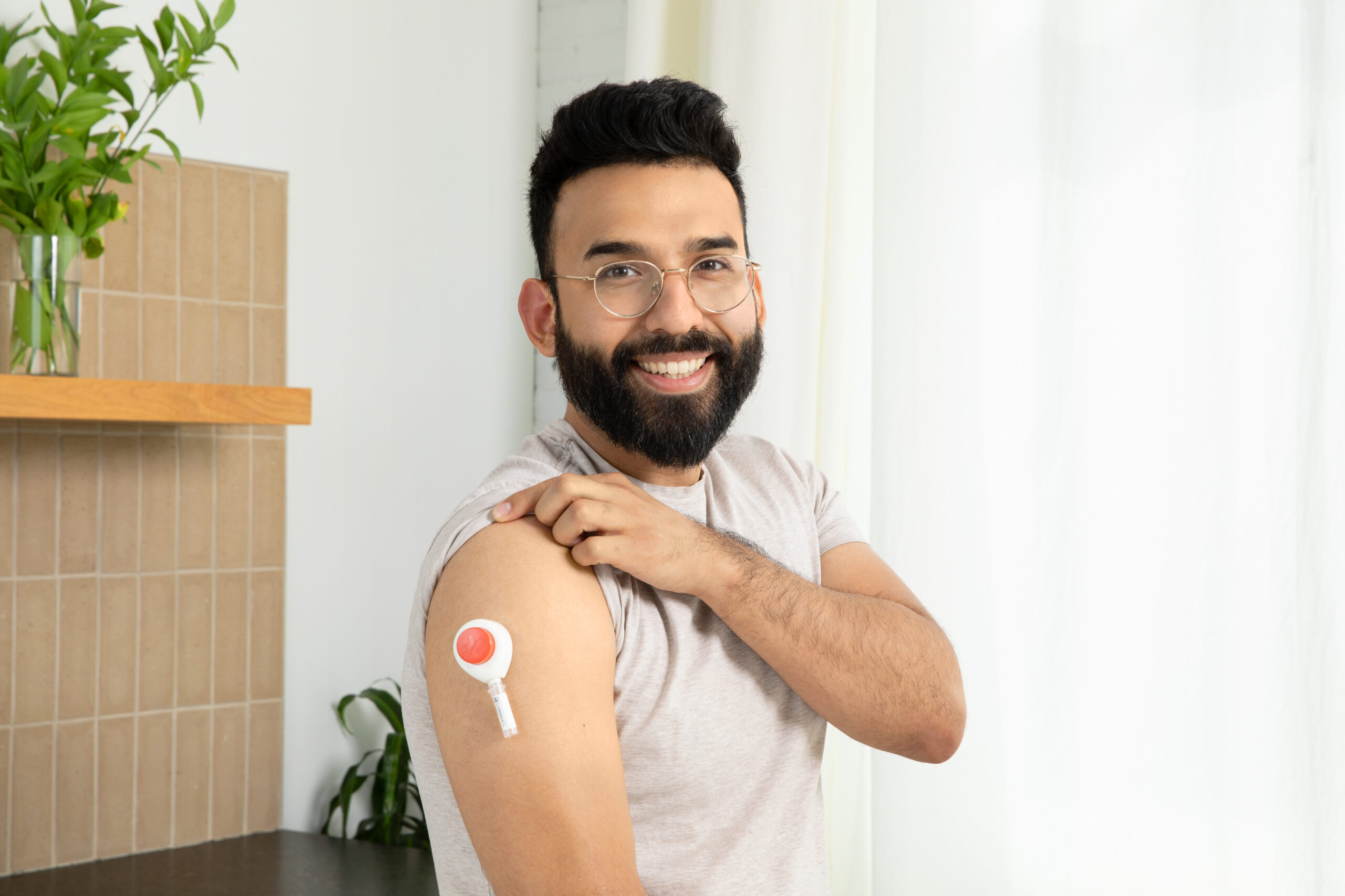 Ein Mann mit schmerzfreiem Tasso-Gerät für den Bluttest.