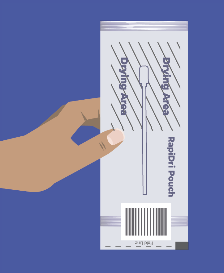 5. Barcode aufkleben: Drehen Sie den Beutel um. Verschließen Sie ihn an der „Foldline“ (Faltlinie) mit dem Barcode-Aufkleber aus dem Sterilbeutel.