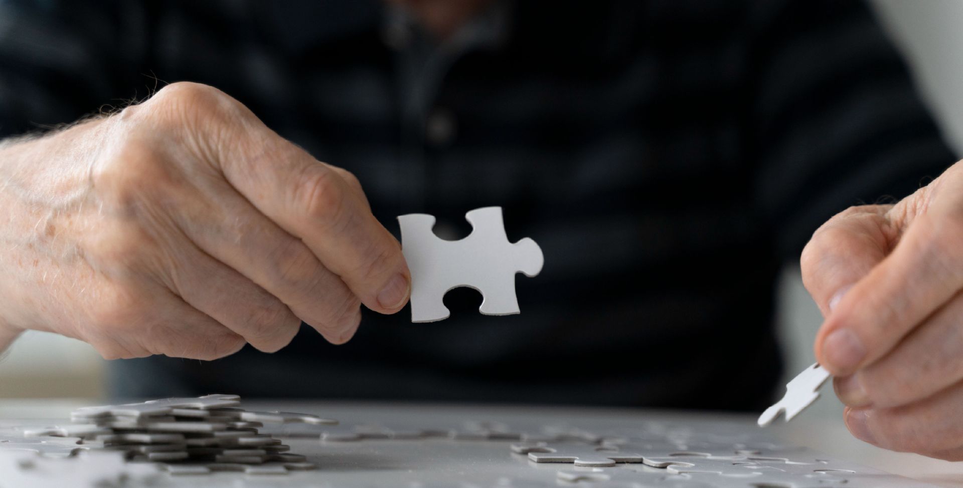 Ein Mensch mit einem Puzzleteil als Sinnbild für Gene und Gedächtnis sowie Gedächtnis-Training.