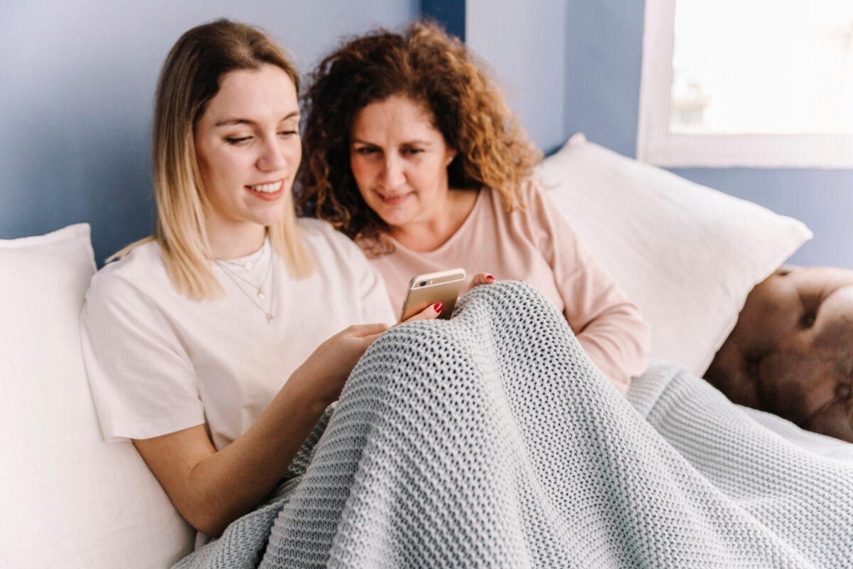 Zwei Frauen verfolgen den Zyklus über eine App. Sinnbild für das luteinisierende Hormon LH.