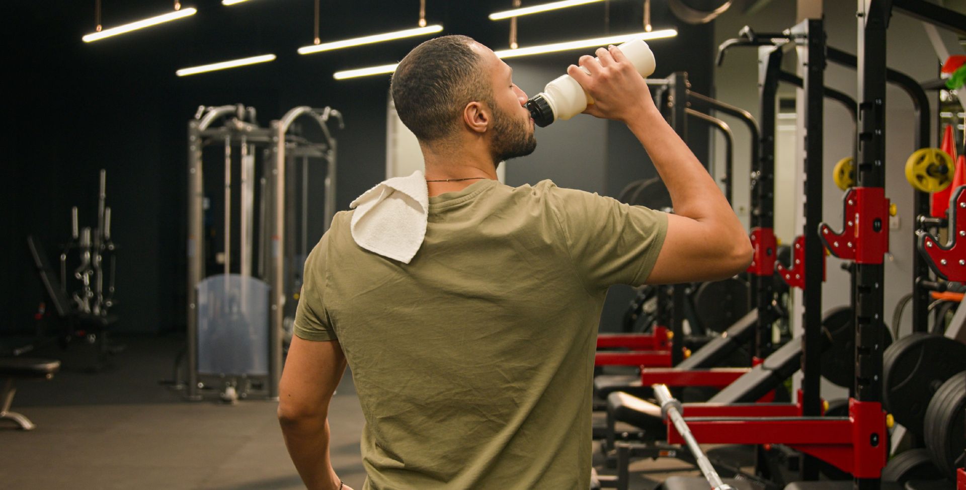 Ein Mann im Fitnessstudio vor dem Training, das Testosteron erhöhen kann.