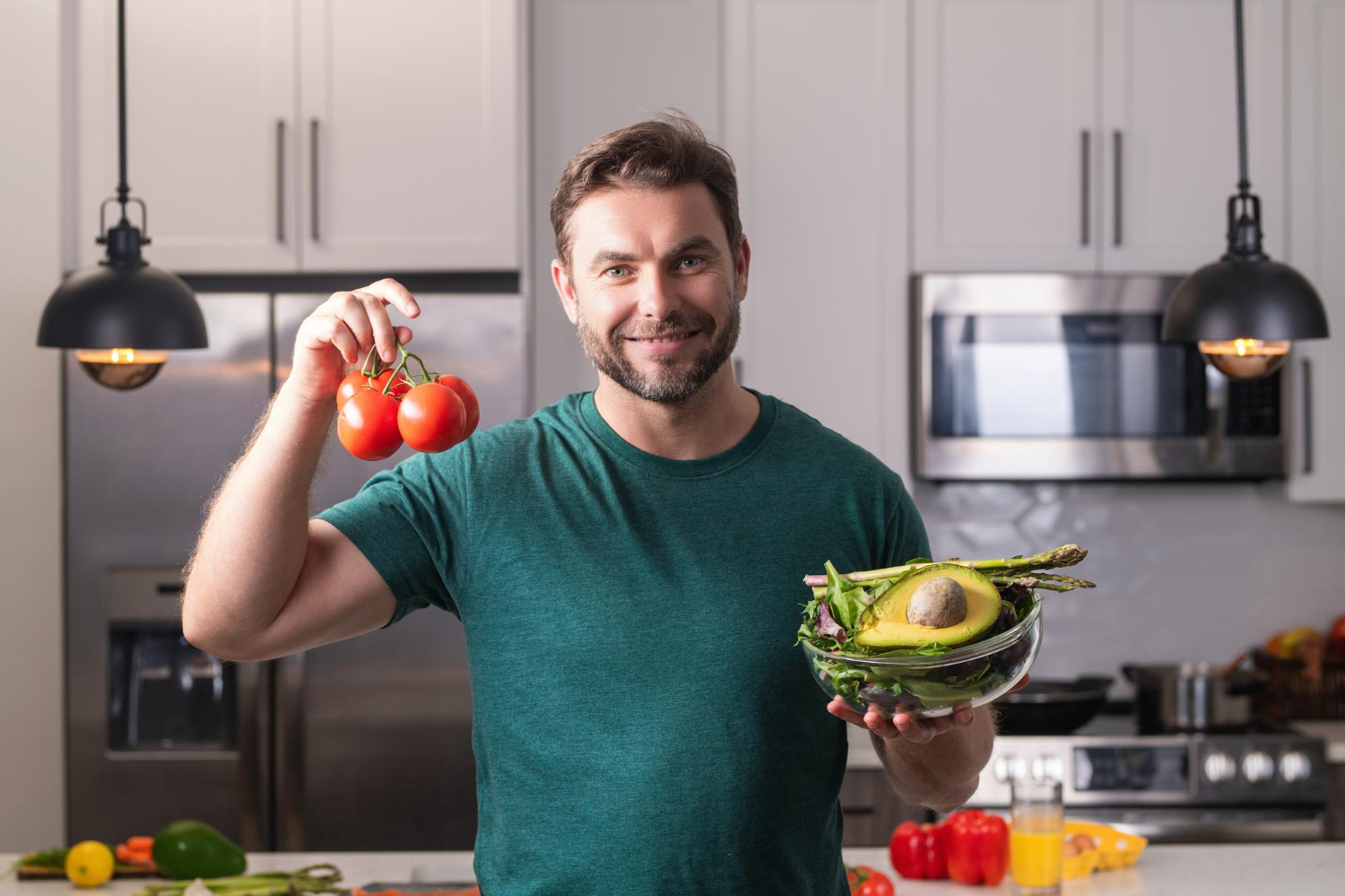 Ein Mann hält Gemüse in die Kamera. Sinnbild für die Nährstoffaufnahme im Verdauungssystem.