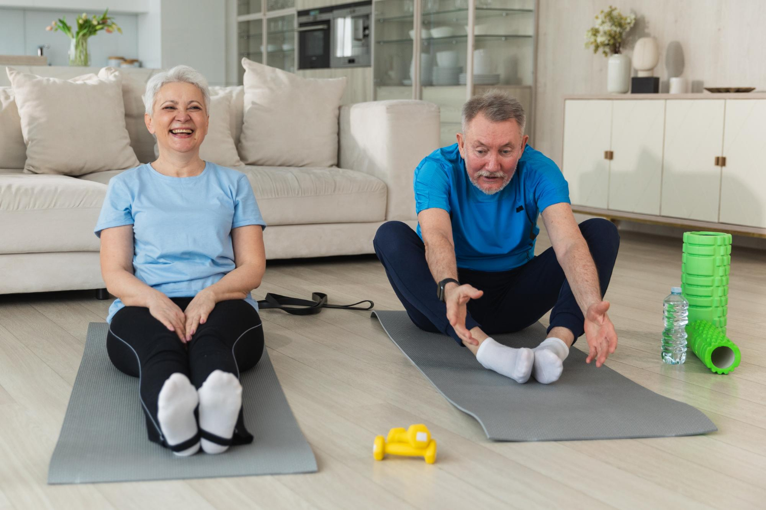 Ein älteres Paar beim Workout zu Hause. Sinnbild für Abnehmen im Alter.