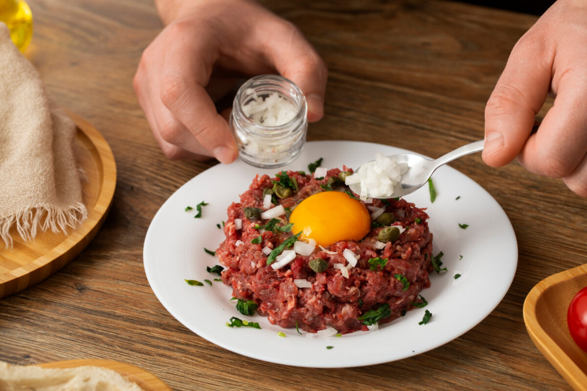 Rindertartar als Sinnbild für die Keto-Diät mit wenig Kohlenhydraten.